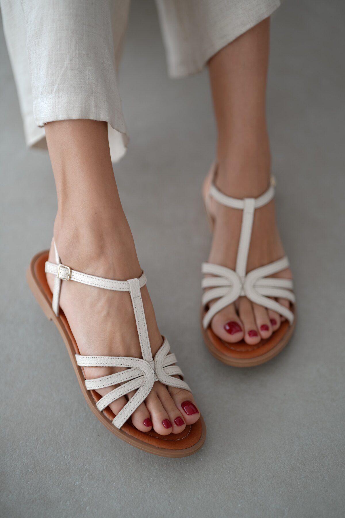 selinshoes Kendy Ön Şerit Detaylı Hakiki Deri Kadın Sandalet- EKRU