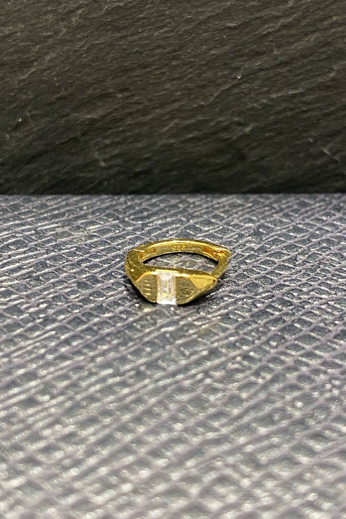 La femme by begum Beyaz Tek Gömülü Baget Gold Gümüş Halka Piercing,helix,tragus, Kıkırdak Küpesi
