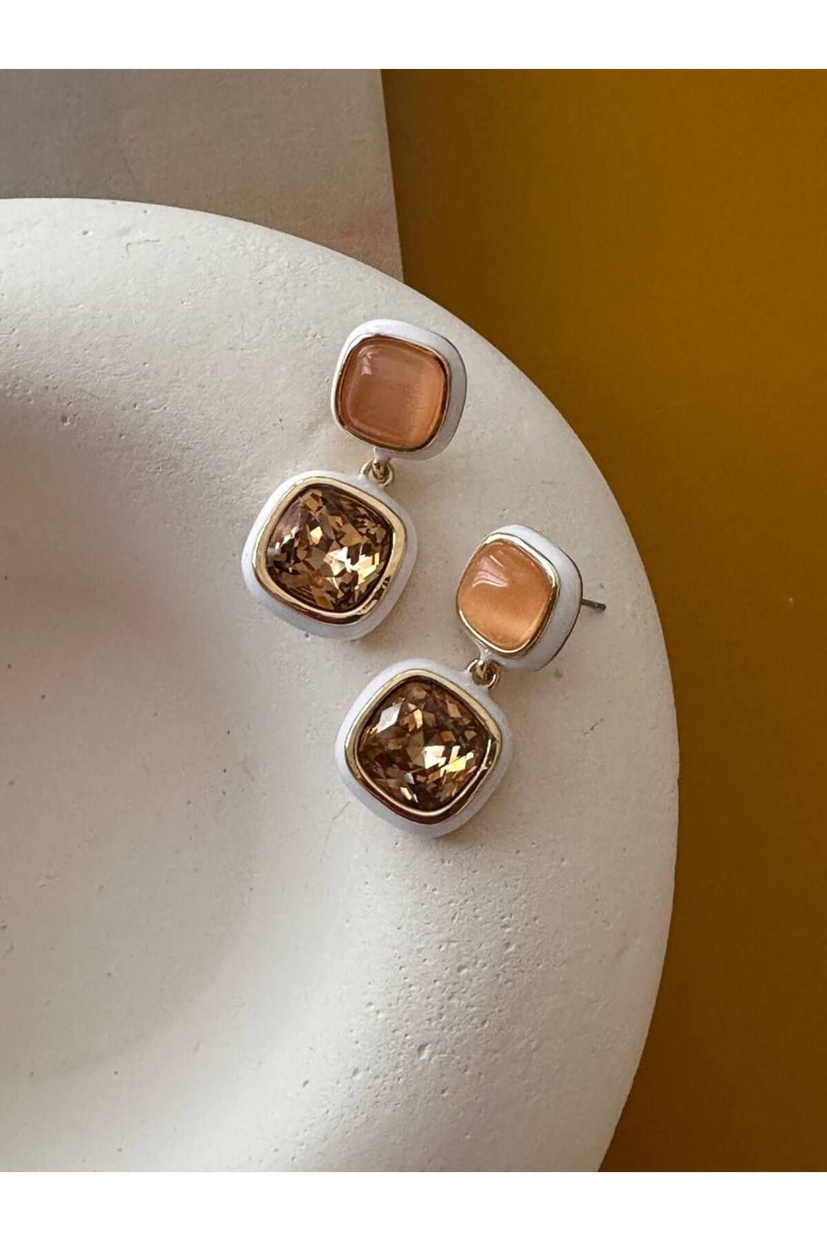 Esmeray Aksesuar Vip Çelik Gold Renk Beyaz Mineli Zirkon Bal Rengi Taşlı Premium Seri Küpe Uzunluk 3 cm.