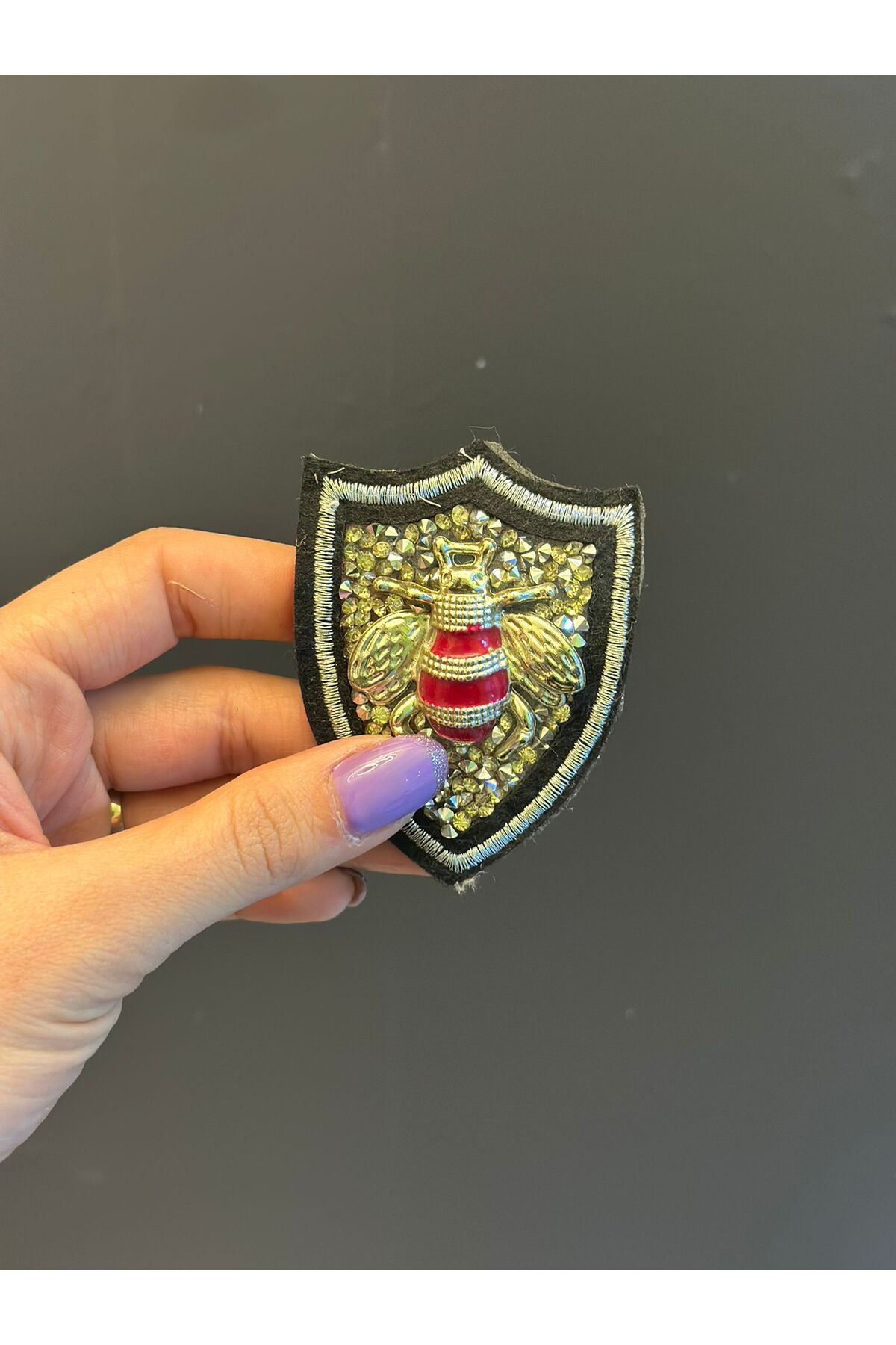 Gönülden Tasarım ÜTÜ İLE YAPIŞAN TAŞ İŞLEME ARI ARMA DİKİŞ APLİKE 8X6 CM