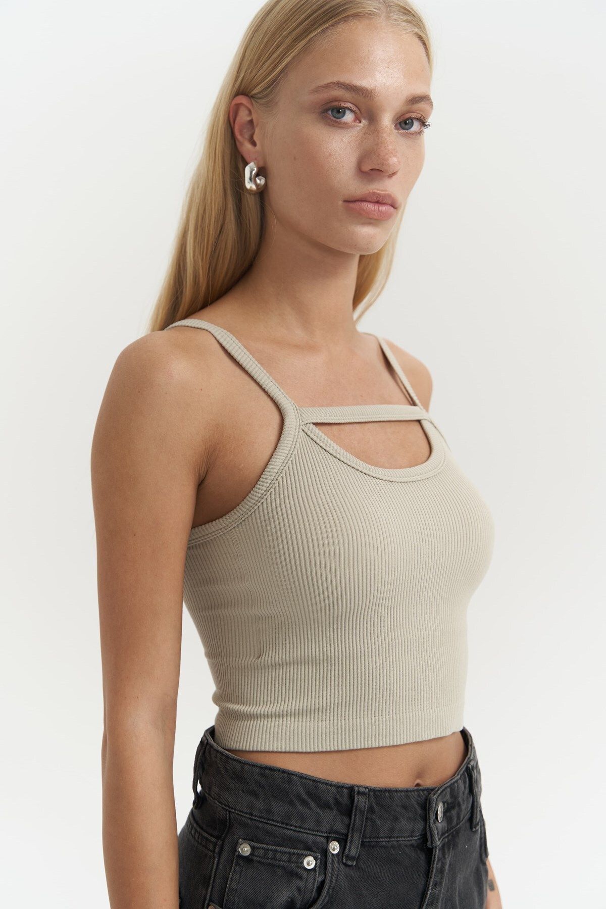 MAİ COLLECTİON-Noam Soft Khaki Detaliu frontal Crop cu nervuri 3