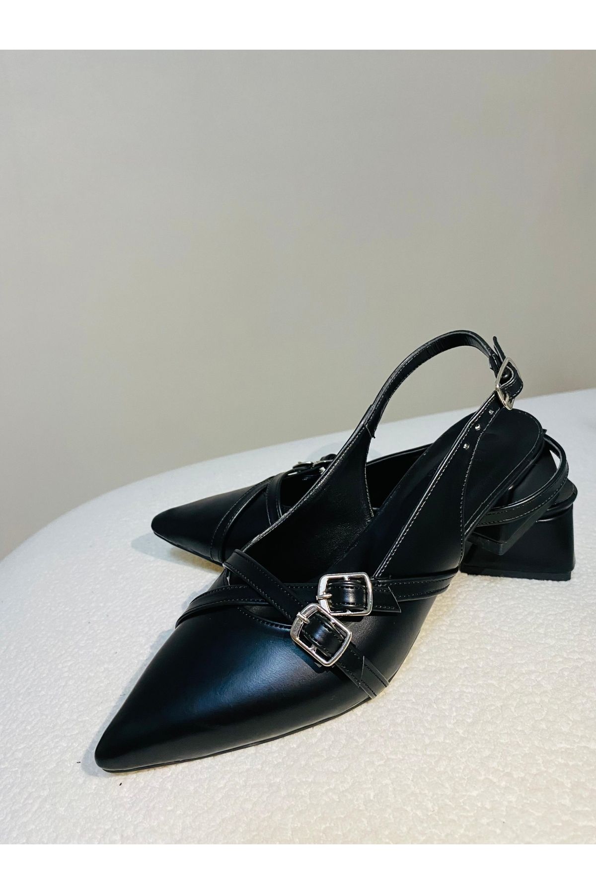 BİRDALİFE WEAR Kadın Siyah Çapraz Bantlı Kısa Topuklu Ayakkabıı