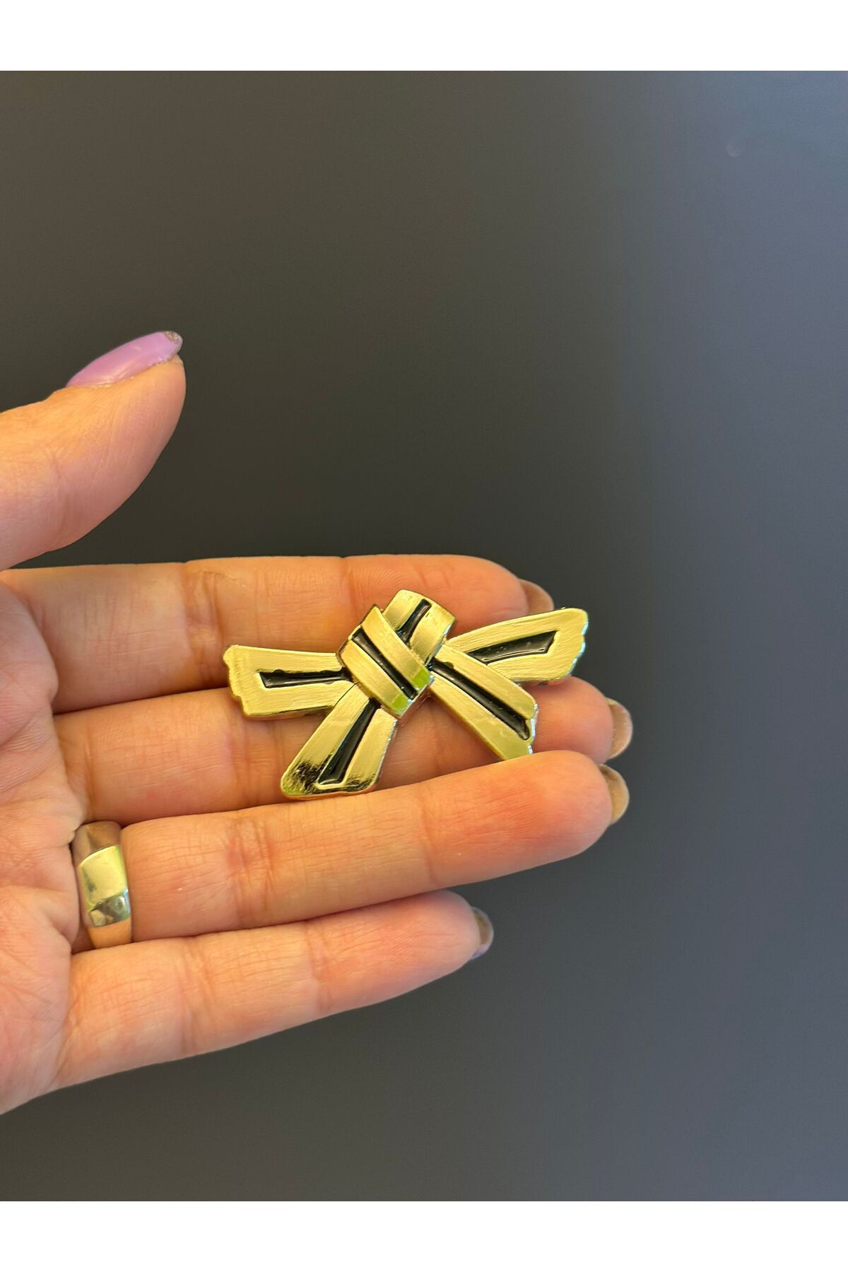 Gönülden Tasarım ALTIN SİYAH RENKLİ FİYONK UNİSEX BROŞ YAKA İĞNESİ 5X2 CM