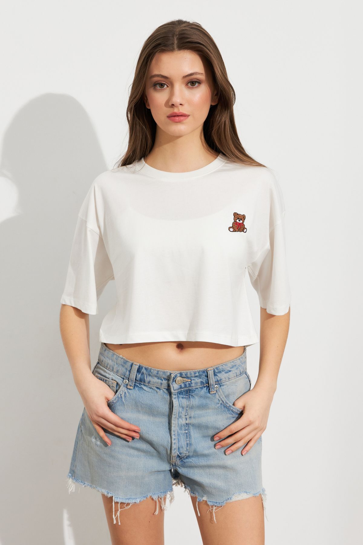 Cool & Sexy Kadın Beyaz Ayıcık Nakışlı Crop T-Shirt ATS8700