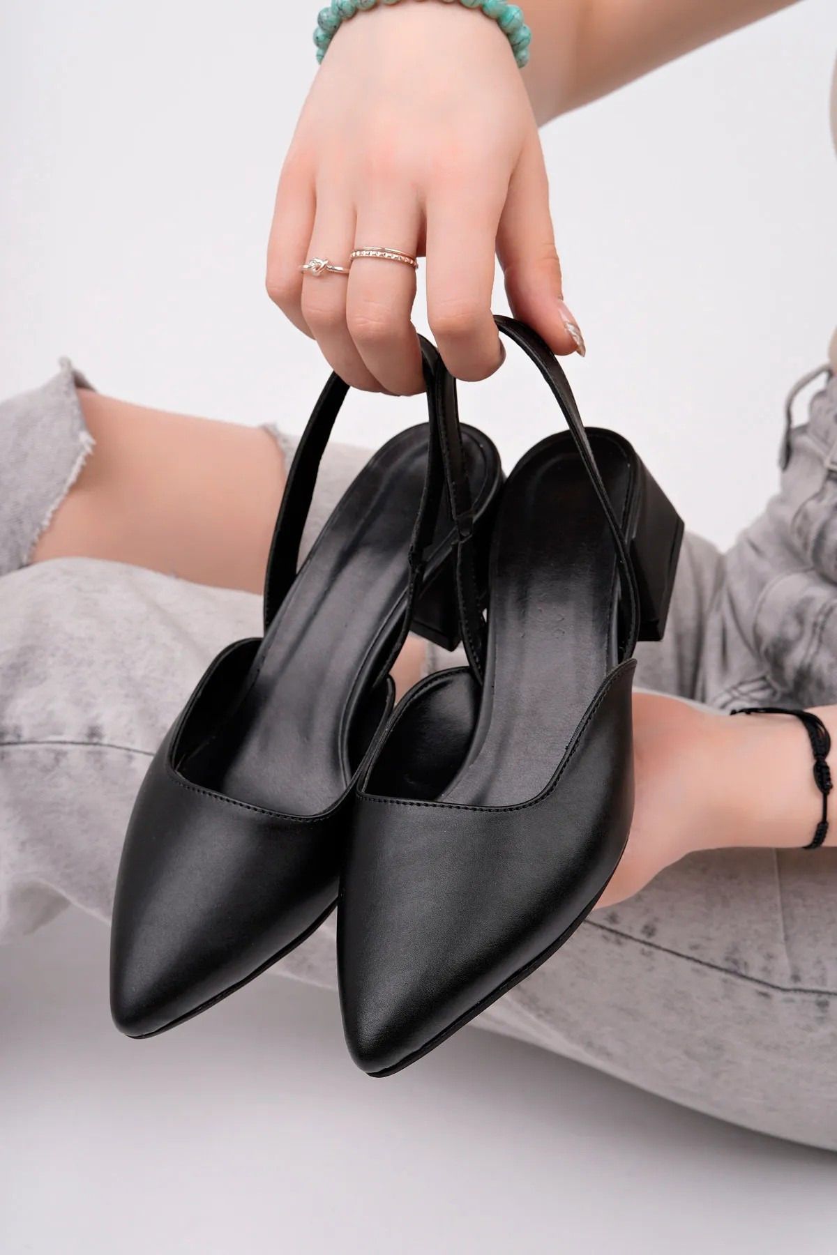 emela kids shoes Blush Siyah Mat Deri Sivri Burunlu Kısa Blok Topuklu Kadın Ayakkabı
