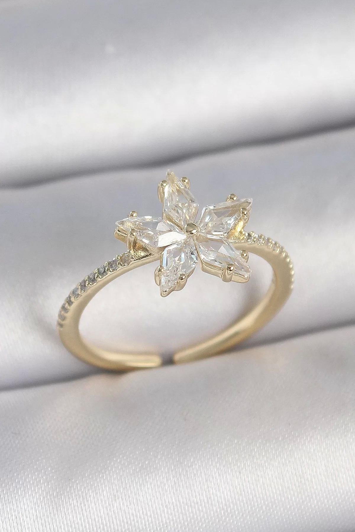 Clariss Pirinç Gold Renk Zirkon Taşlı Yıldız Model Ayarlanabilir Kadın Yüzük