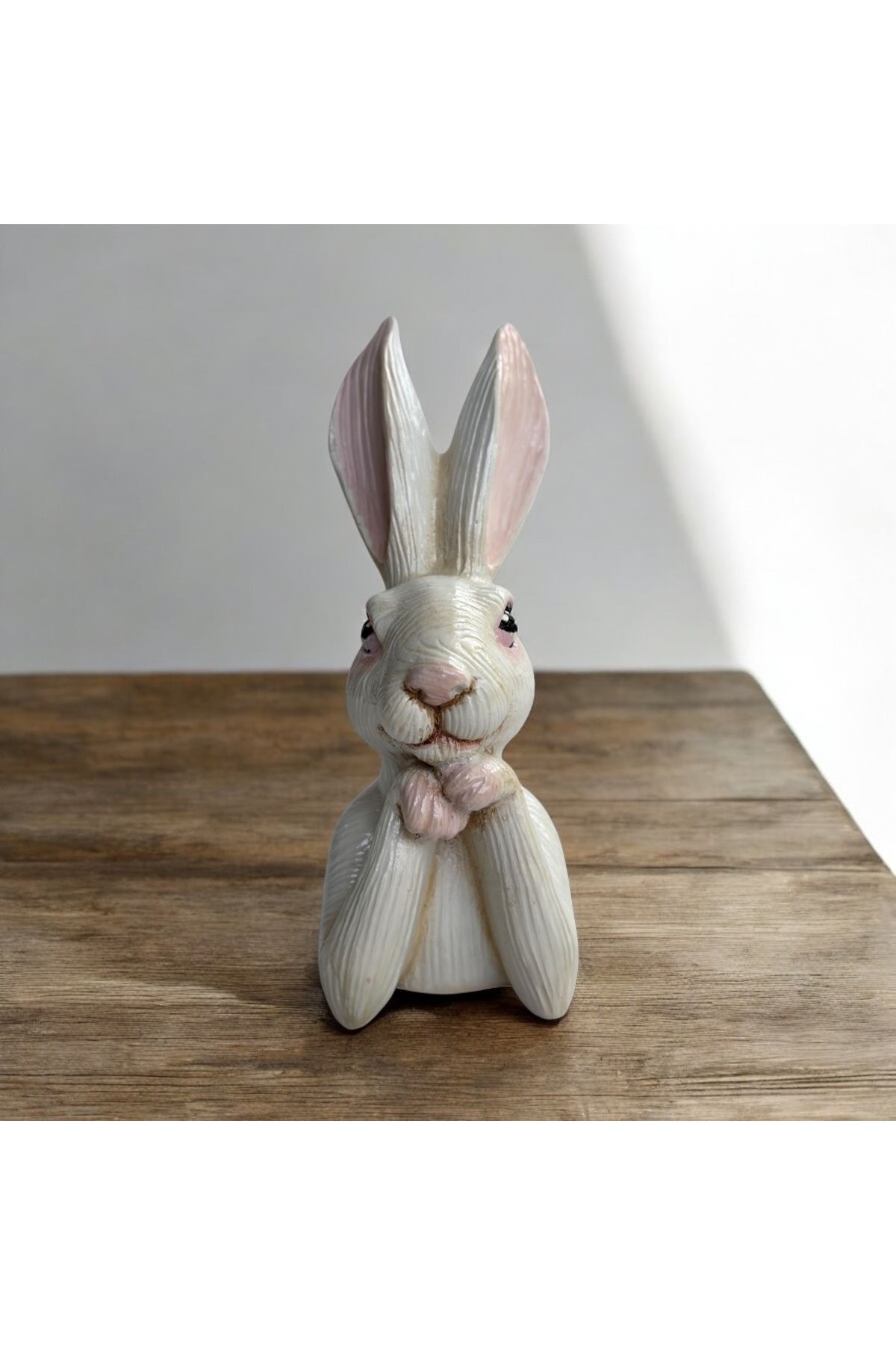 Atölye Kiraz Dekoratif Ellerini Çenesine Koymuş Tavşan Biblo – El Boyaması Polyester Figür 6x8x16 cm
