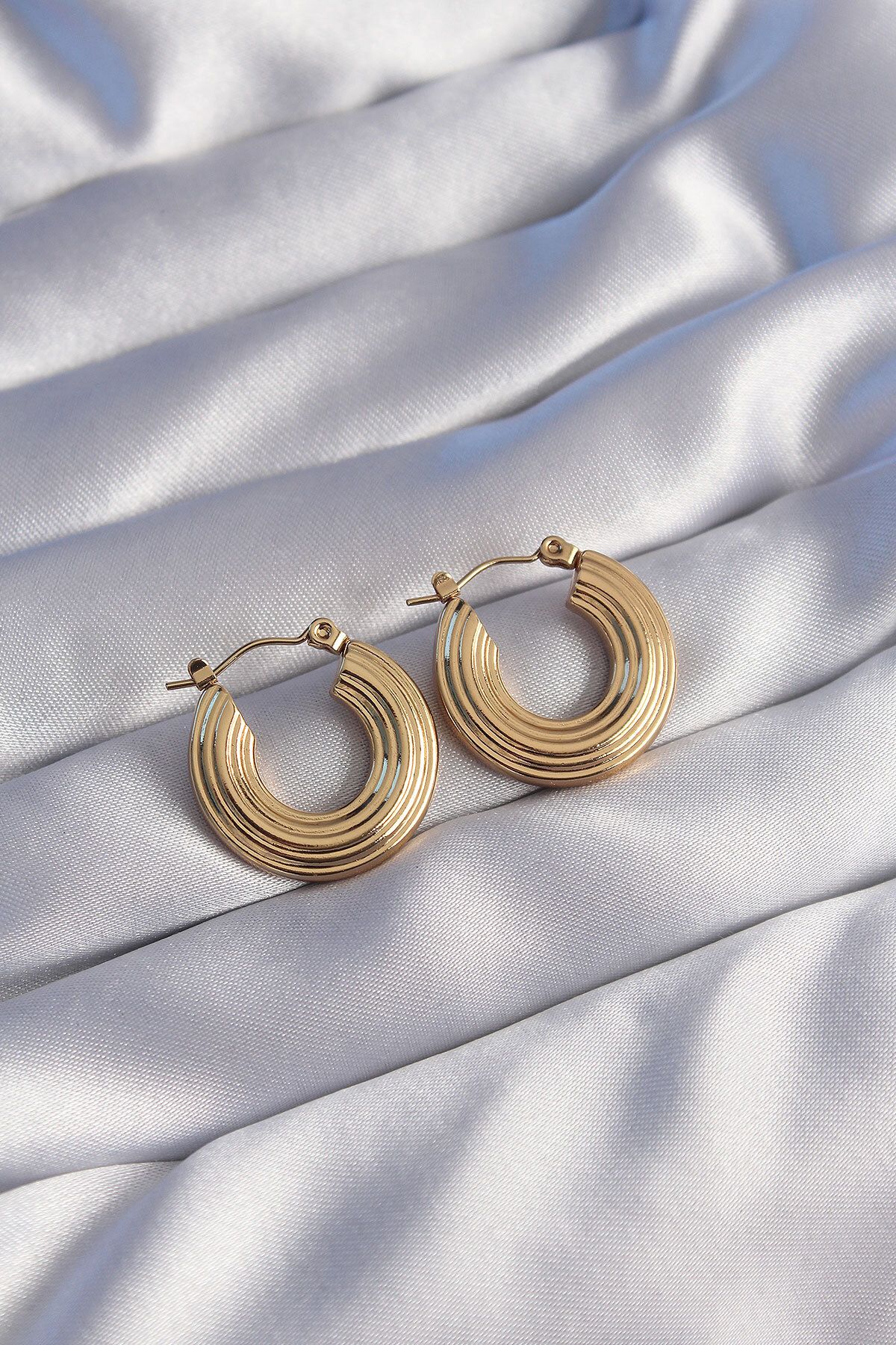 Skygo 316L Çelik Gold Renk Oval Çizgili Plaka Model Küpe - TJ-BKP9056