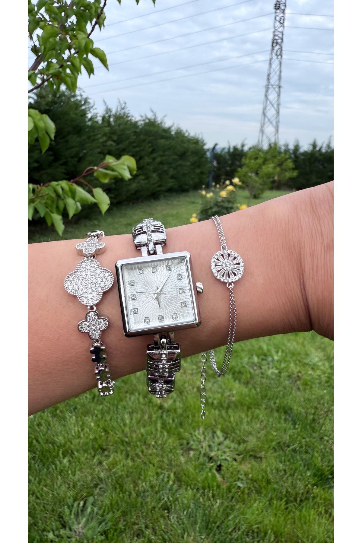ACCESSORYHUB Kadın Kare Kadran Taş Detaylı Çelik Kordonlu Analog Kol Saati – Gümüş