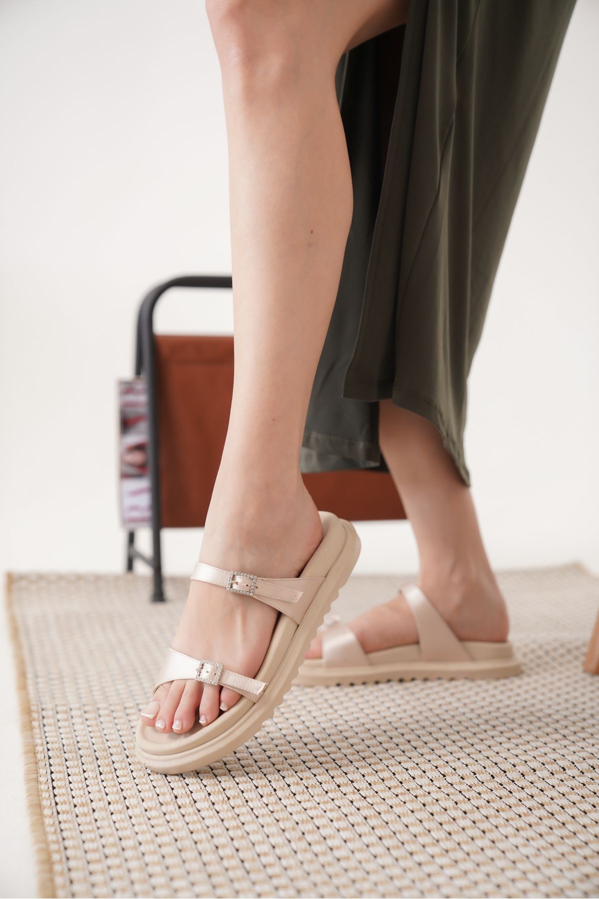 CİMİLİ SHOES Kadın Saten Çift Katlı Taban Taşlı Toka Detaylı Terlik