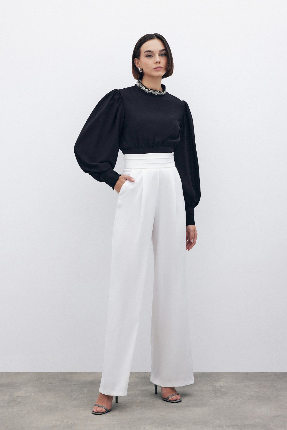 Sateen-Pantaloni cu talie și buzunare de culoare ecru 5