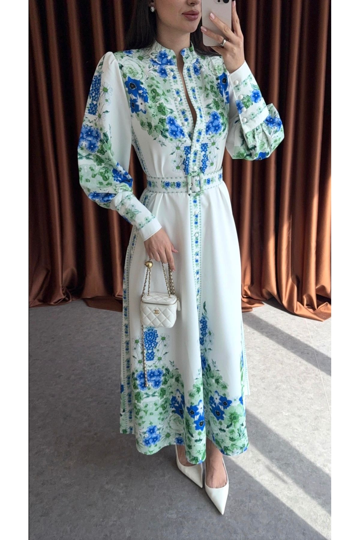 Butik Aura Mou Beyaz Dik Yaka Kemerli Çiçek Desenli Uzun Elbise
