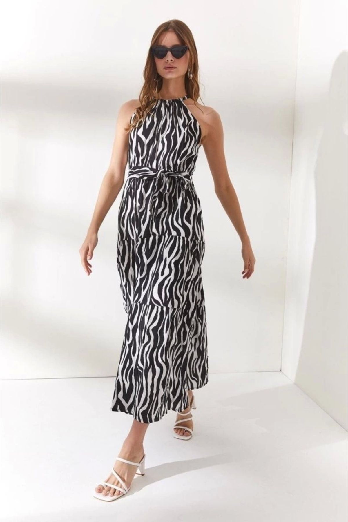 buHillco Kadın Siyah Zebra Desen Halter Yaka Kuşaklı Viscon Elbise