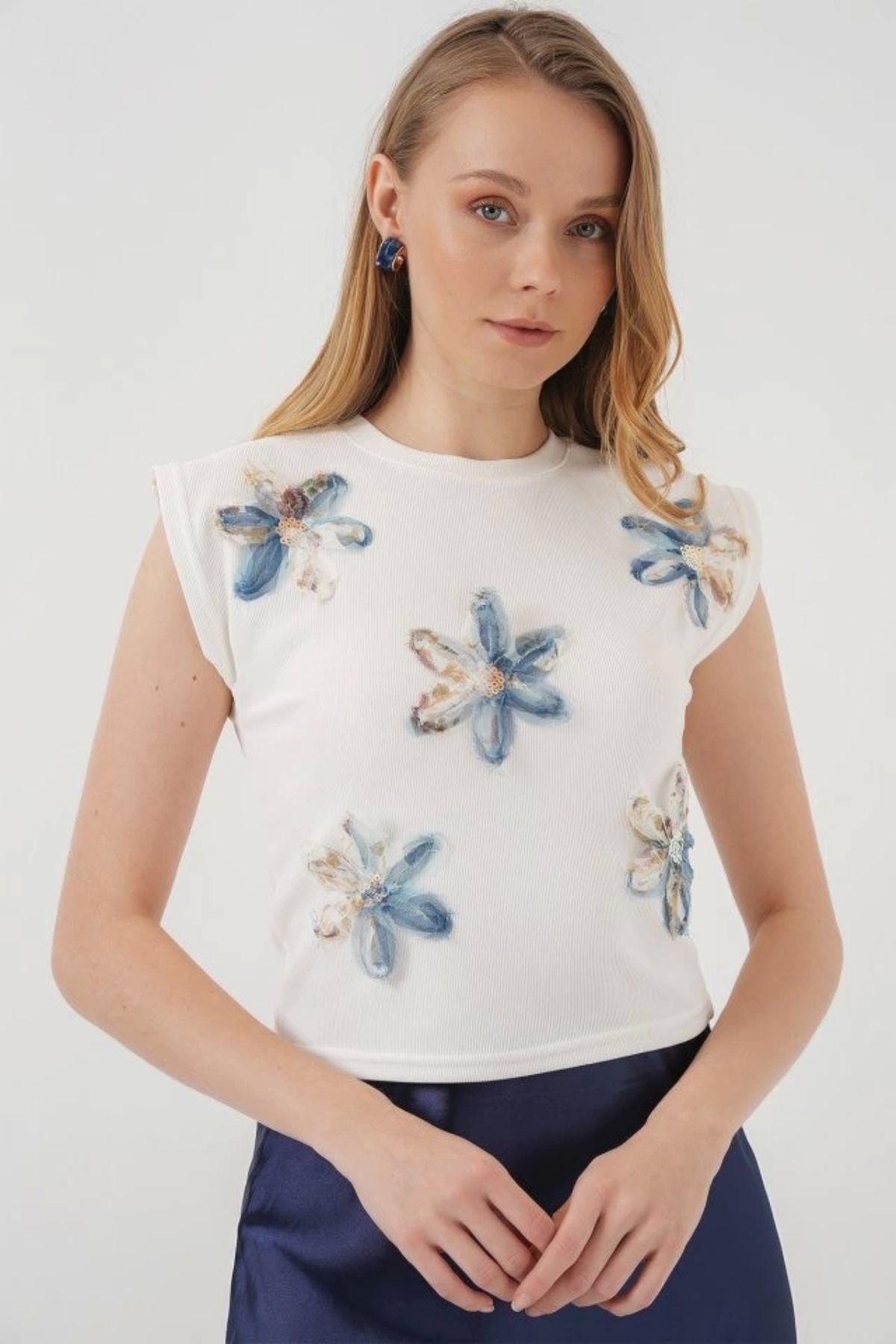 Butik 930 Kısa Kol Desenli Crop Bluz - Beyaz