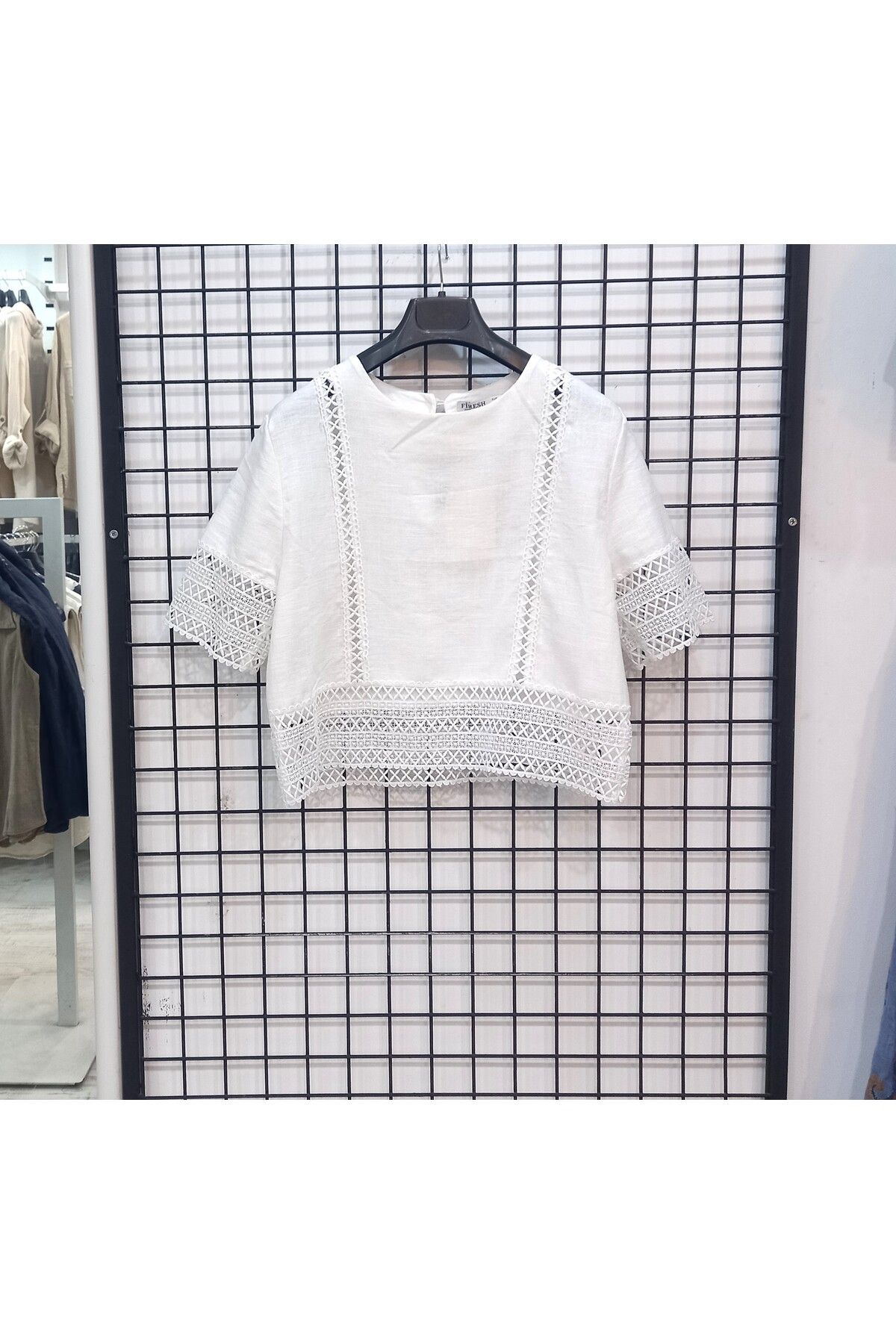 Butik Şans Dantel Güpür Detaylı Kısa Kollu Kısa Bluz