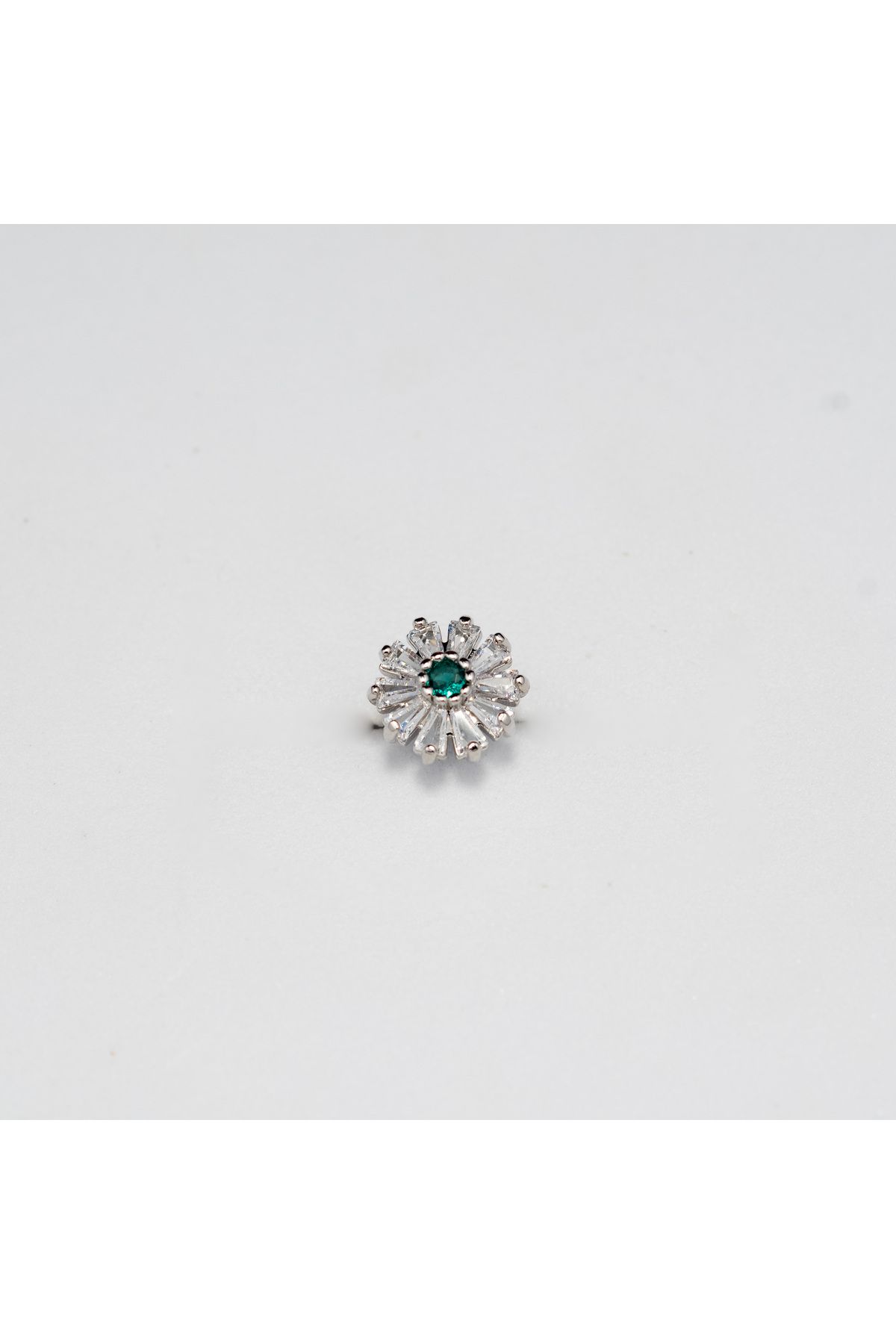 Piercing by Sever BAGET TAŞLI ÇİÇEK ÇELİK PIERCING… GÜMÜŞ RENKLİ, ŞEFFAF VE KOYU YEŞİL TAŞLI (TARGUS HELIX CONCH FLAT)