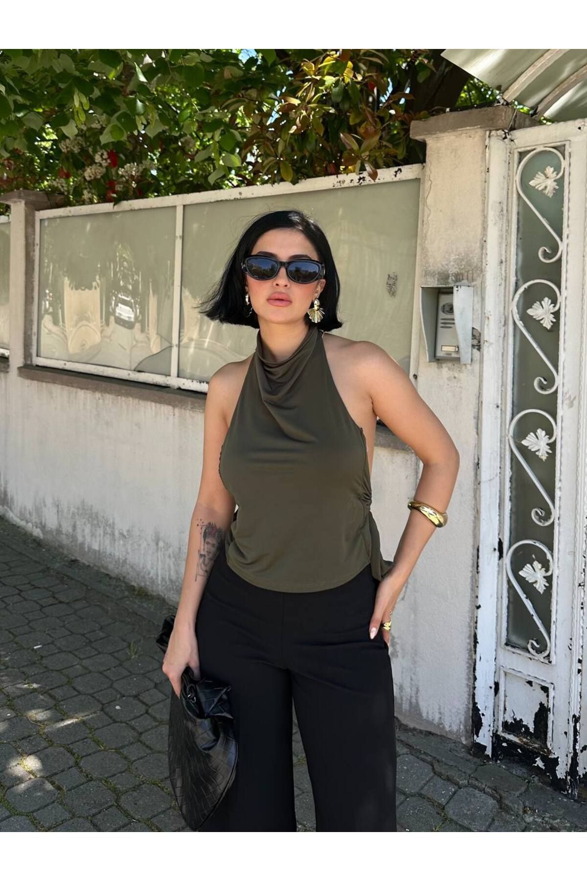 MY LİKA DİK YAKA BOĞAZLI SIRT DEKOLTELİ CROP BLUZ