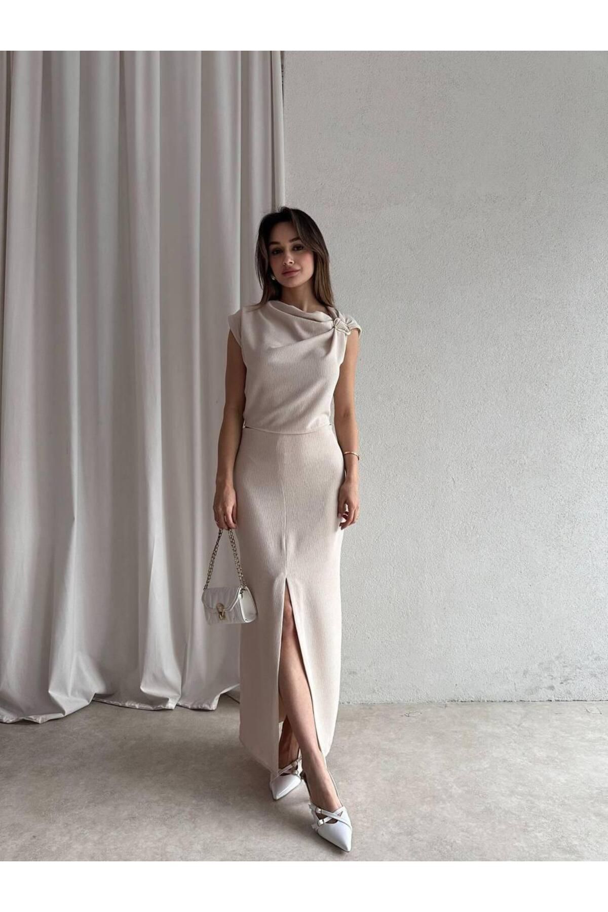 Nisa Luxury Boutique OMUZ GOLD TOKA DETAY DÜŞÜK KOL BLUZ YIRTMAÇ DETAY ETEK TAKIM