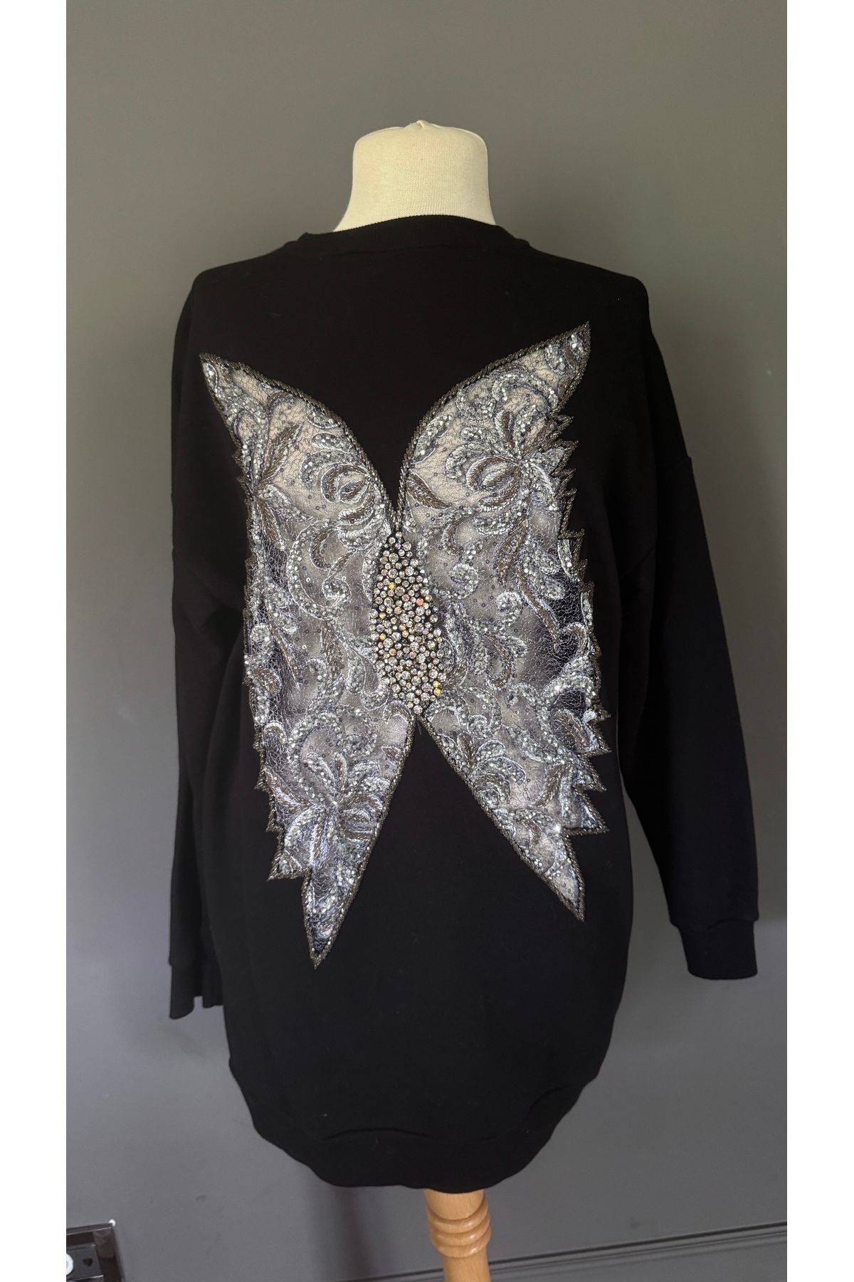 Kübra Tekin Boncuk İşlemeli Tasarım Sweatshirt