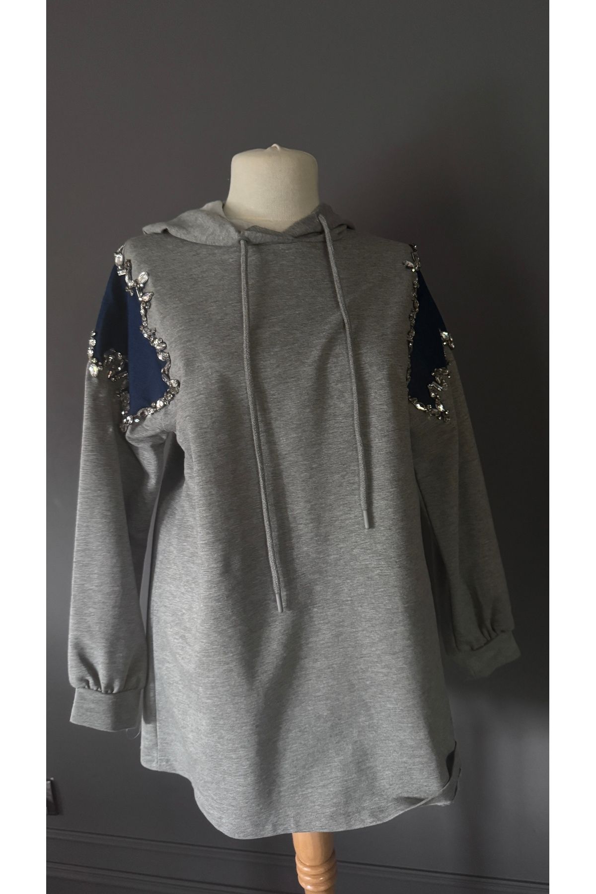 Kübra Tekin Boncuk İşlemeli Tasarım Sweatshirt