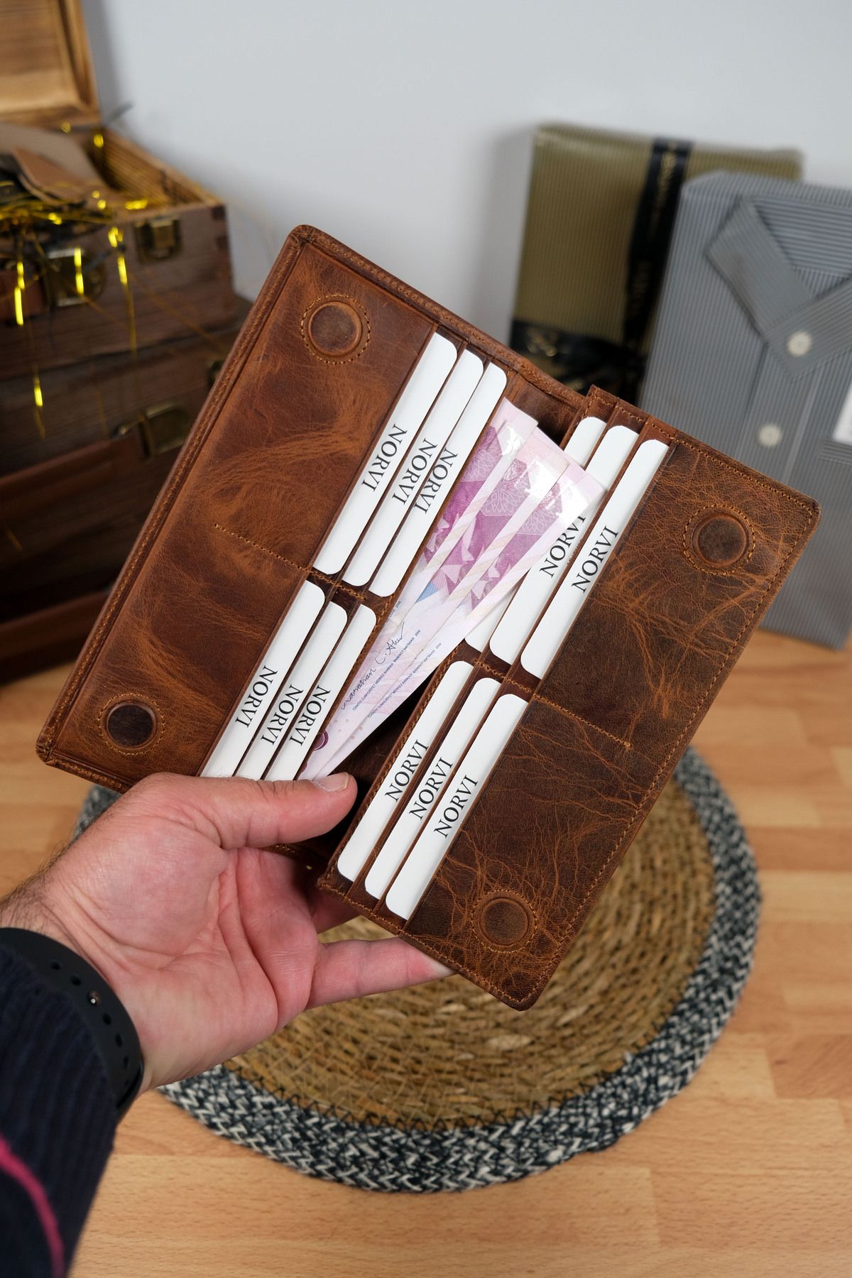 Norvi Leather Telefon Bölmeli El Tutamaçlı Hakiki Deri Cüzdan Fındık Rengi