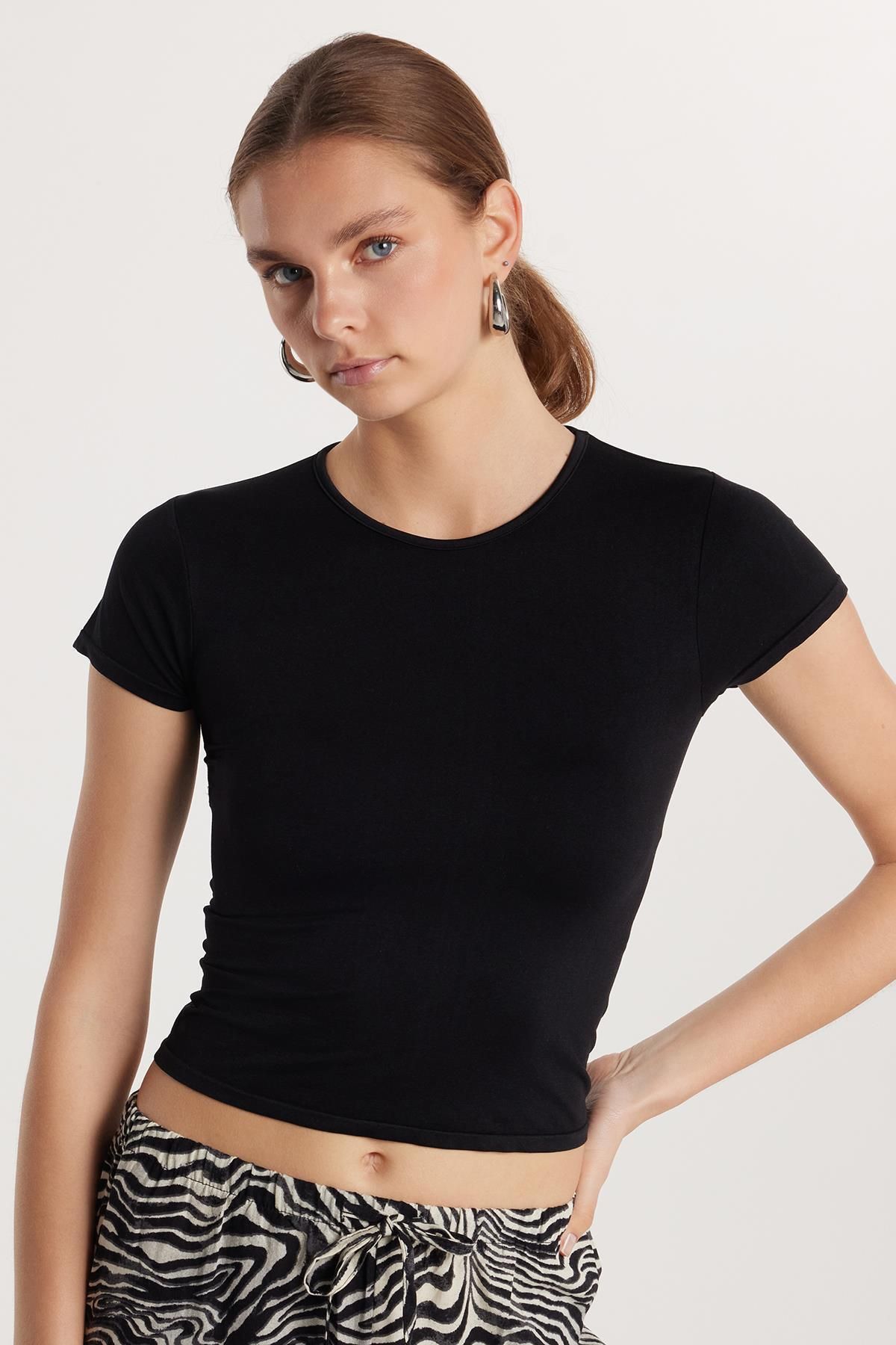 Tudors Kadın Slim Fit Dar Kesim Düz Basic Bisiklet Yaka Siyah Tişört
