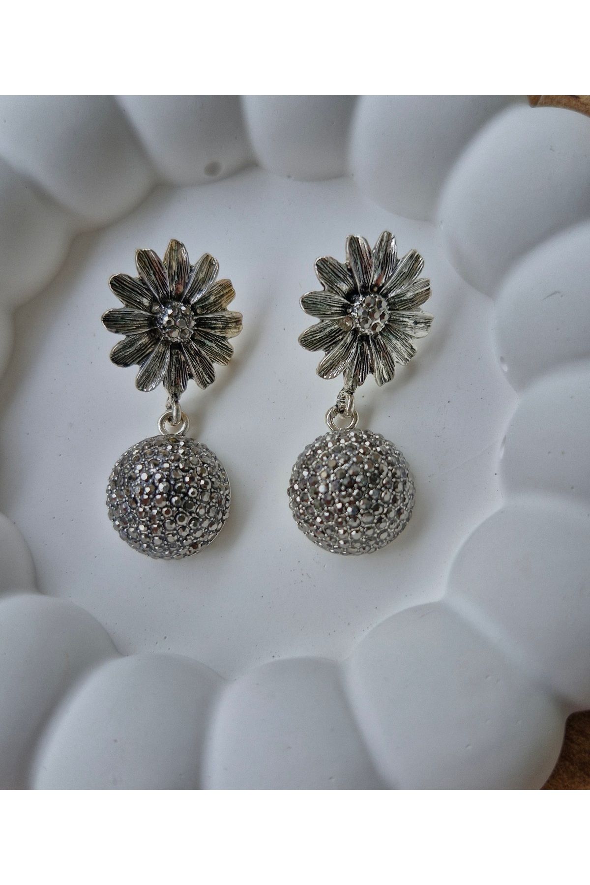 Home Kadın Gümüş Papatya IşıltısıVintage & Retro küpe
