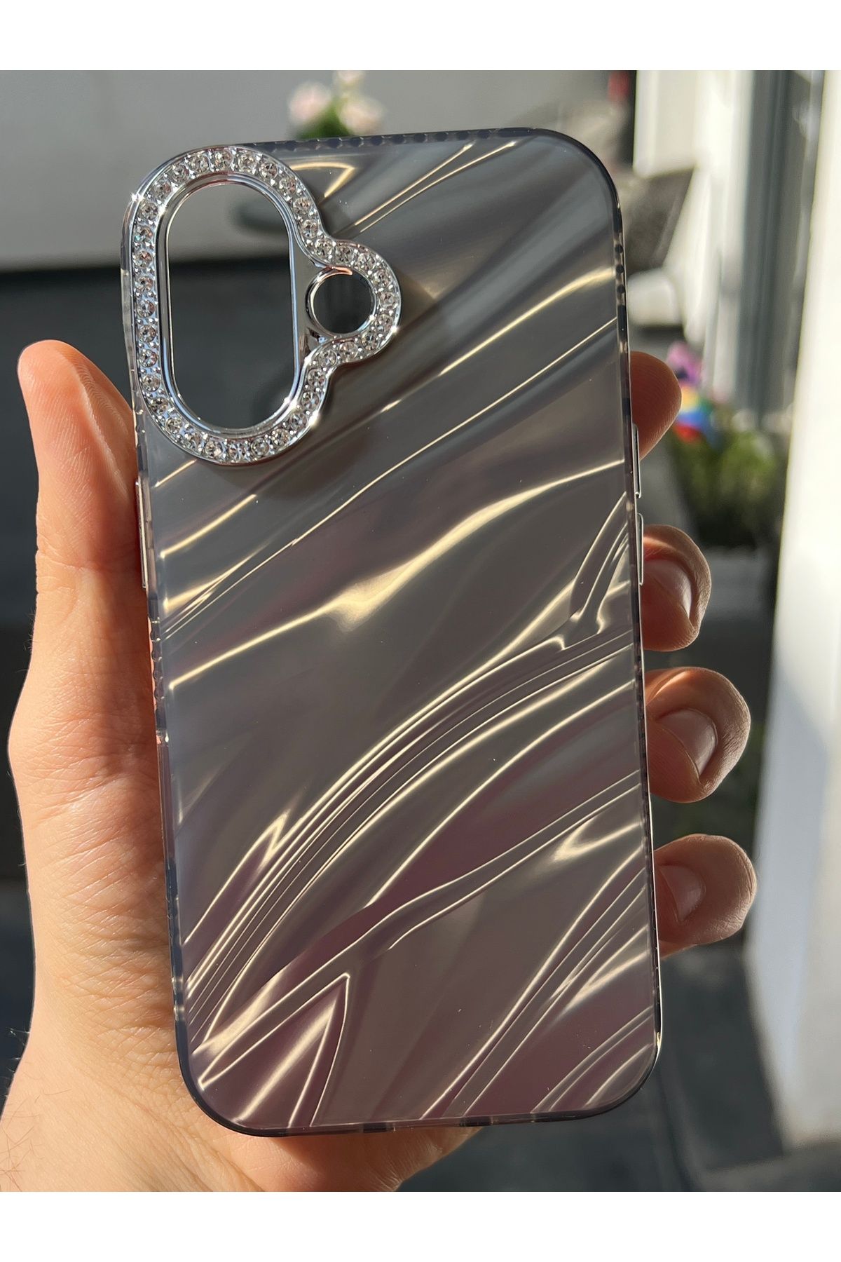 EDELFU iPhone 16 Kamera Çevresi Taşlı ve Dalgalı Desenli Koruyucu Yanları Yumuşak Kılıf