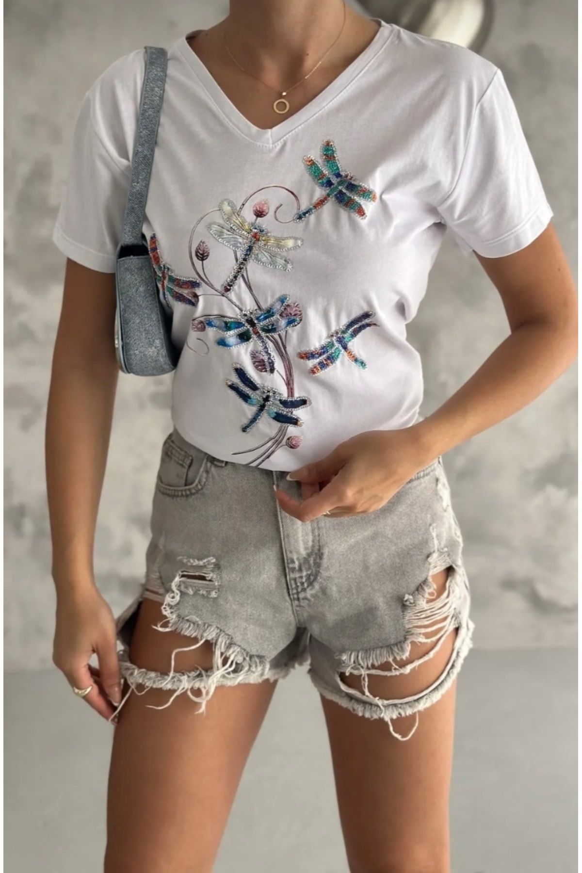 MODA Şıklığınızla tarzınızı konuşturun, Yusuf'u pul payet işlemeli V yaka %100 pamuk T-shirt