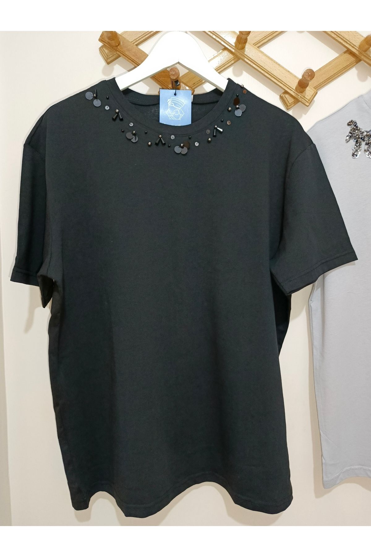 Desing LANTHE DESING BONCUK İŞLEME DETAYLI KADIN SİYAH TİŞÖRT