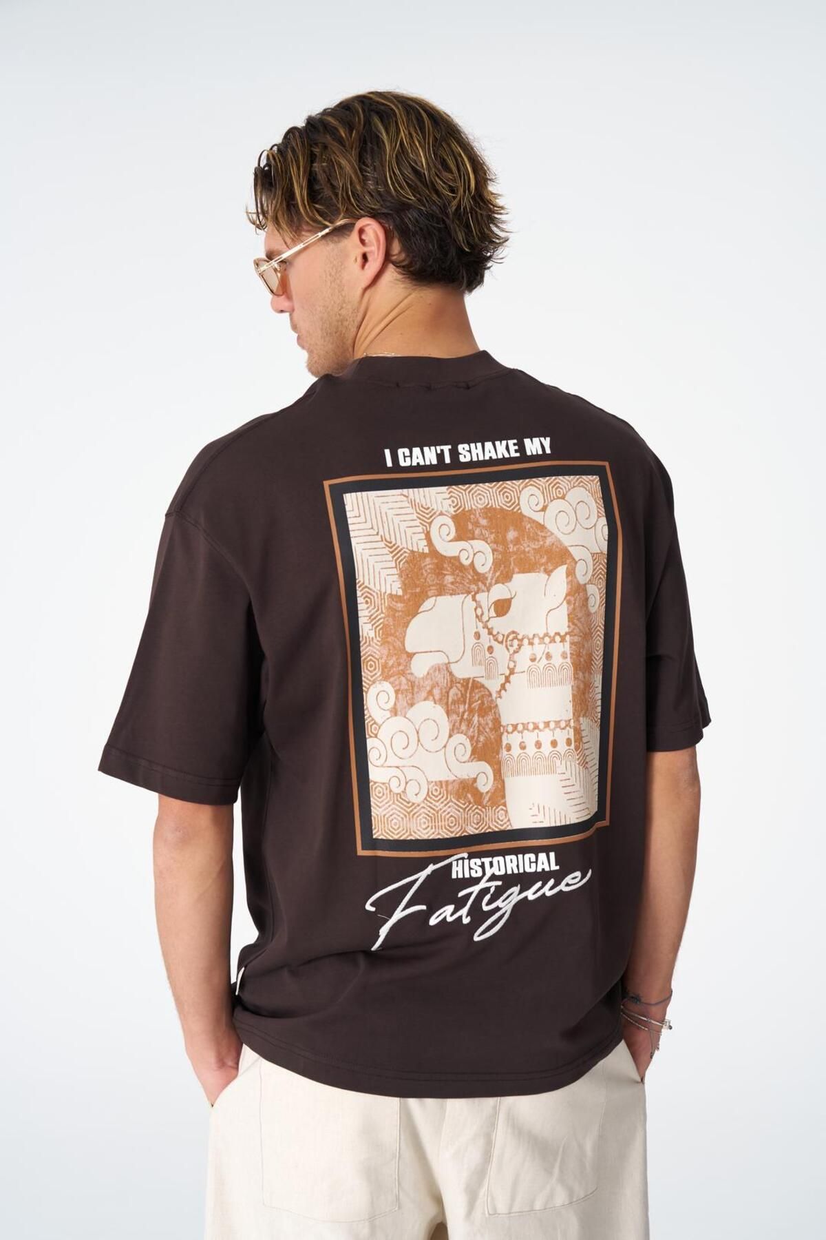 CANMODA I Can’t Shake My Historical Fatigue Oversize Tişört - Kahve