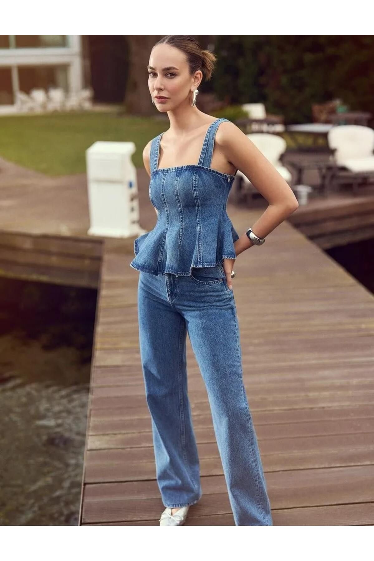 Koton X Sima Tarkan - Kalın Askılı Pileli Kare Yaka Dar Kalıp Volanlı Denim Bluz 999,99 TL