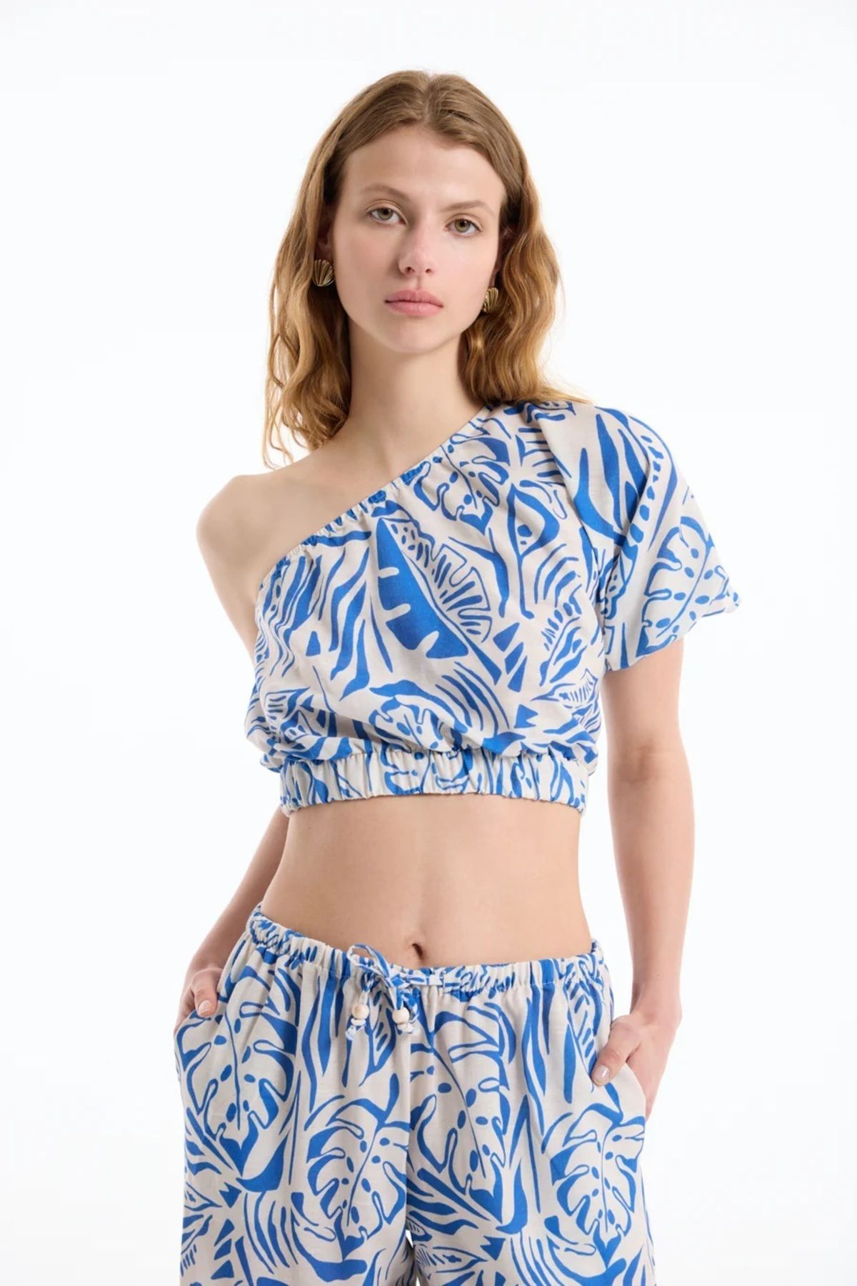 Soshow Tropik Desenli Tek Omuz Crop Bluz