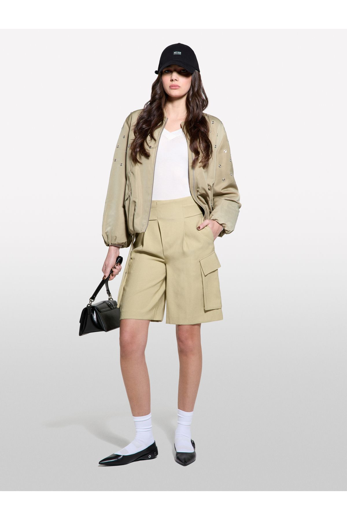 Sisley Kadın Kum Rengi Viskoz Karışımlı Kemerli Comfort Fit Bermuda Şort