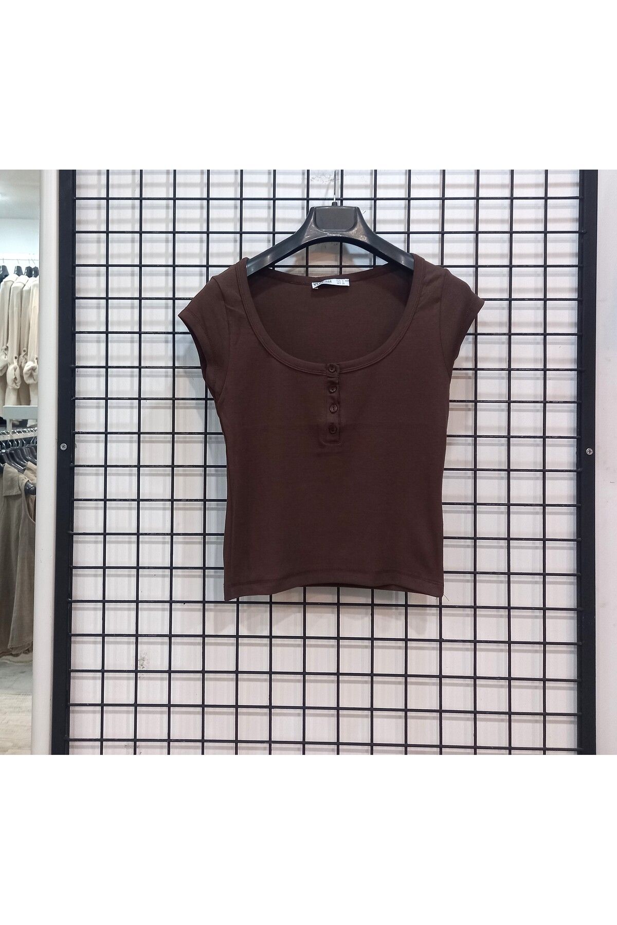 Butik Şans Yuvarlak Yaka Kısa Kollu Düğme Detaylı Kısa Body