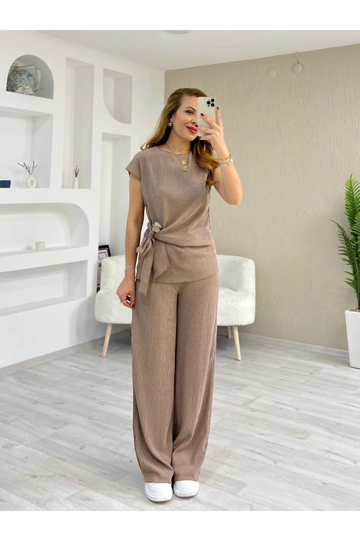 İrka Moda Bağlama Detaylı Krinkıl Kumaş Bluz Pantolon Takım Vizon