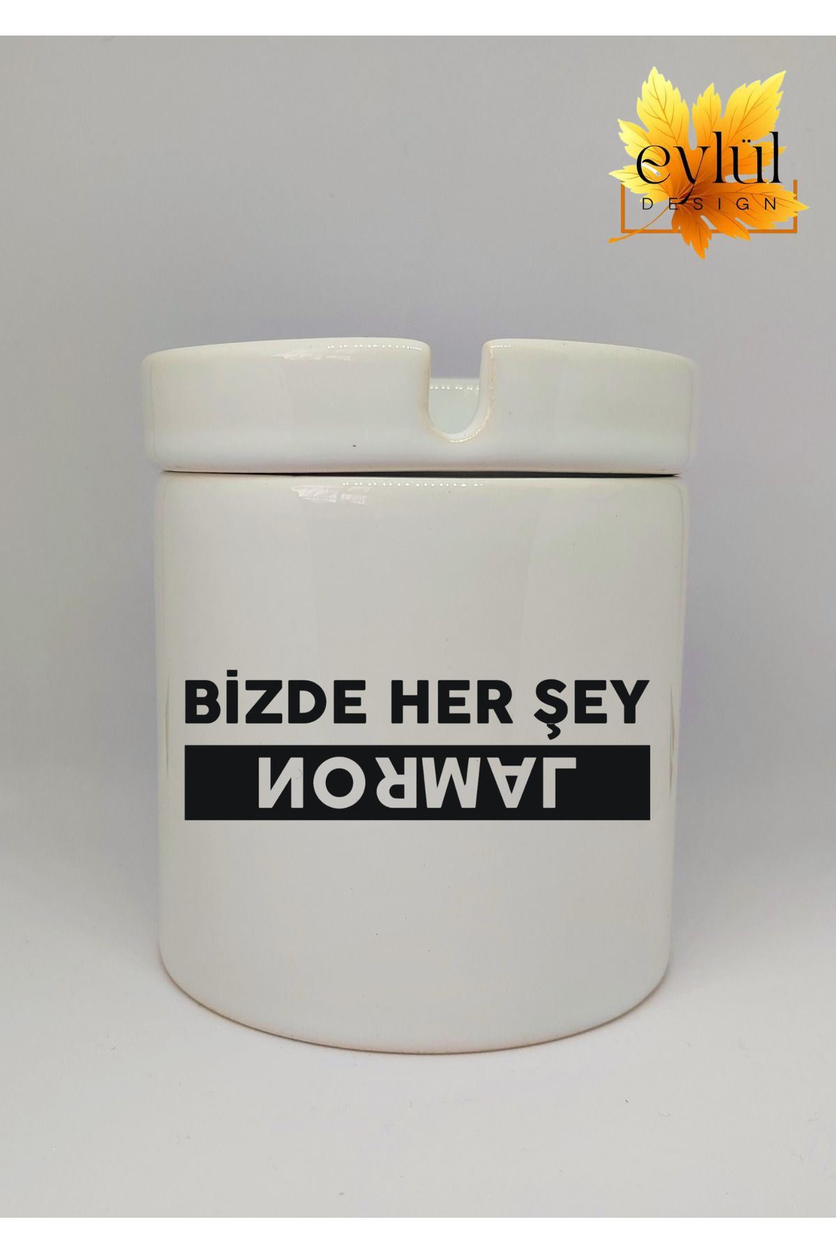Eylül Design Bizde Her Şey Normal Yazılı Eğlence Temalı Özel Tasarım Baskılı Seramik Küllük Kokusuz Kültablası