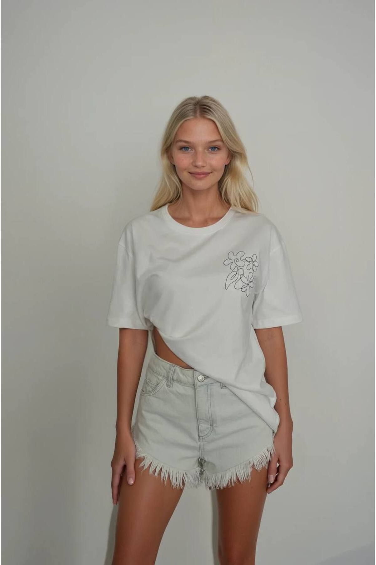 Bisou Rahat Çiçek Nakışlı T-shirt