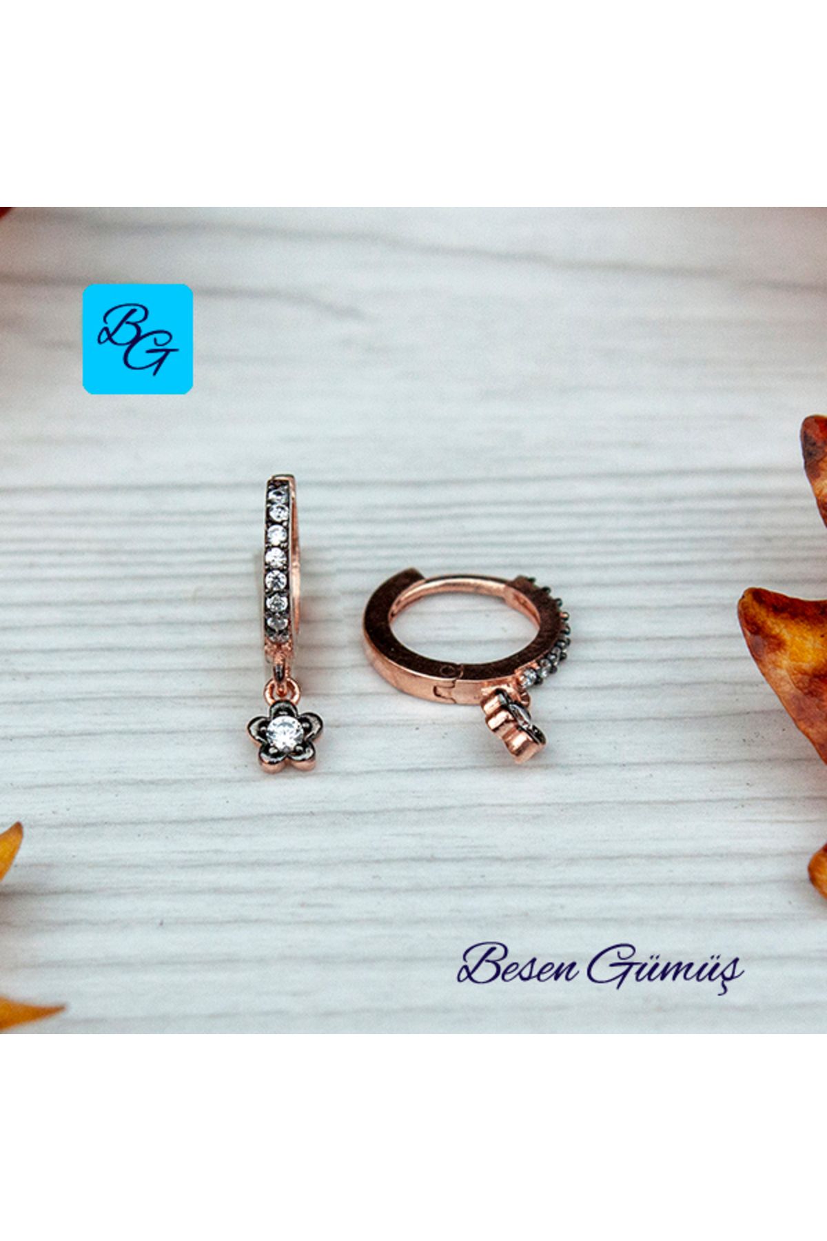 Besen Gümüş Rose Siyah Zirkon Taşlı Sallantılı Çiçek Motifli Halka Küpe