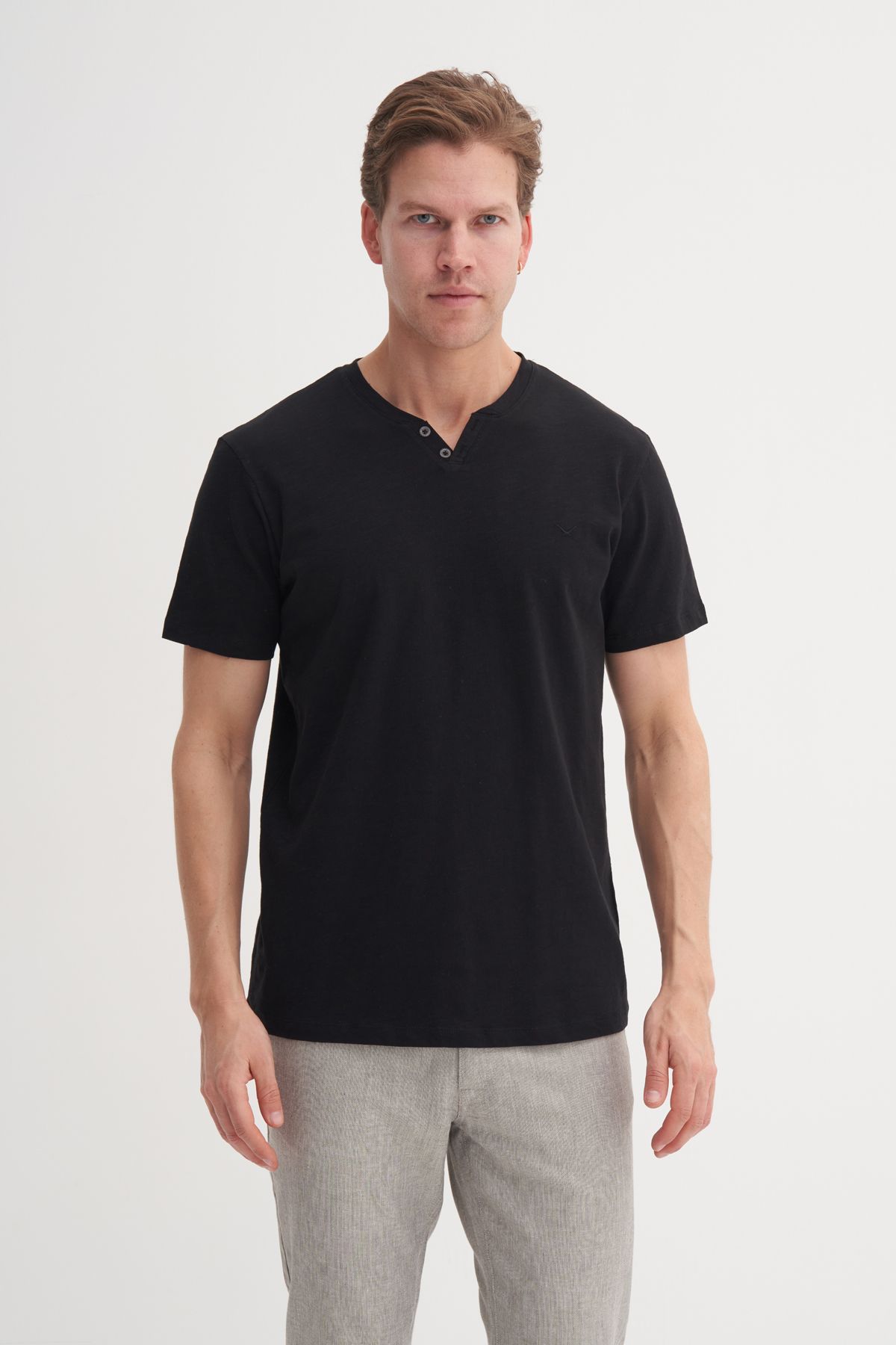Cazador 25YCEEO04227 Siyah Erkek V Yaka Patlı Slim Fit %100 Pamuk T-shirt