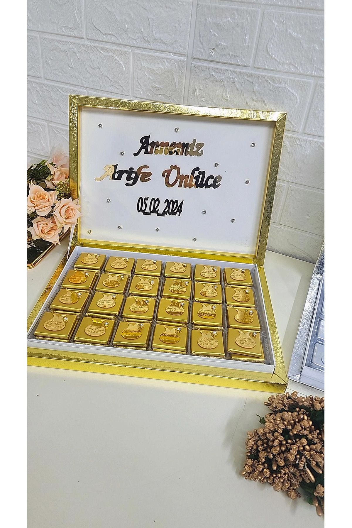 MADLEN Cikolata 48 li kurdale süslemeli pleksi isimli