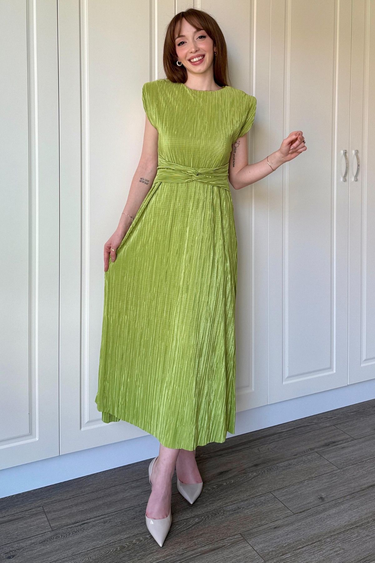 Dilay Gökoğlu Butik Vatkalı Krinkıl Midi Bel Detaylı Elbise