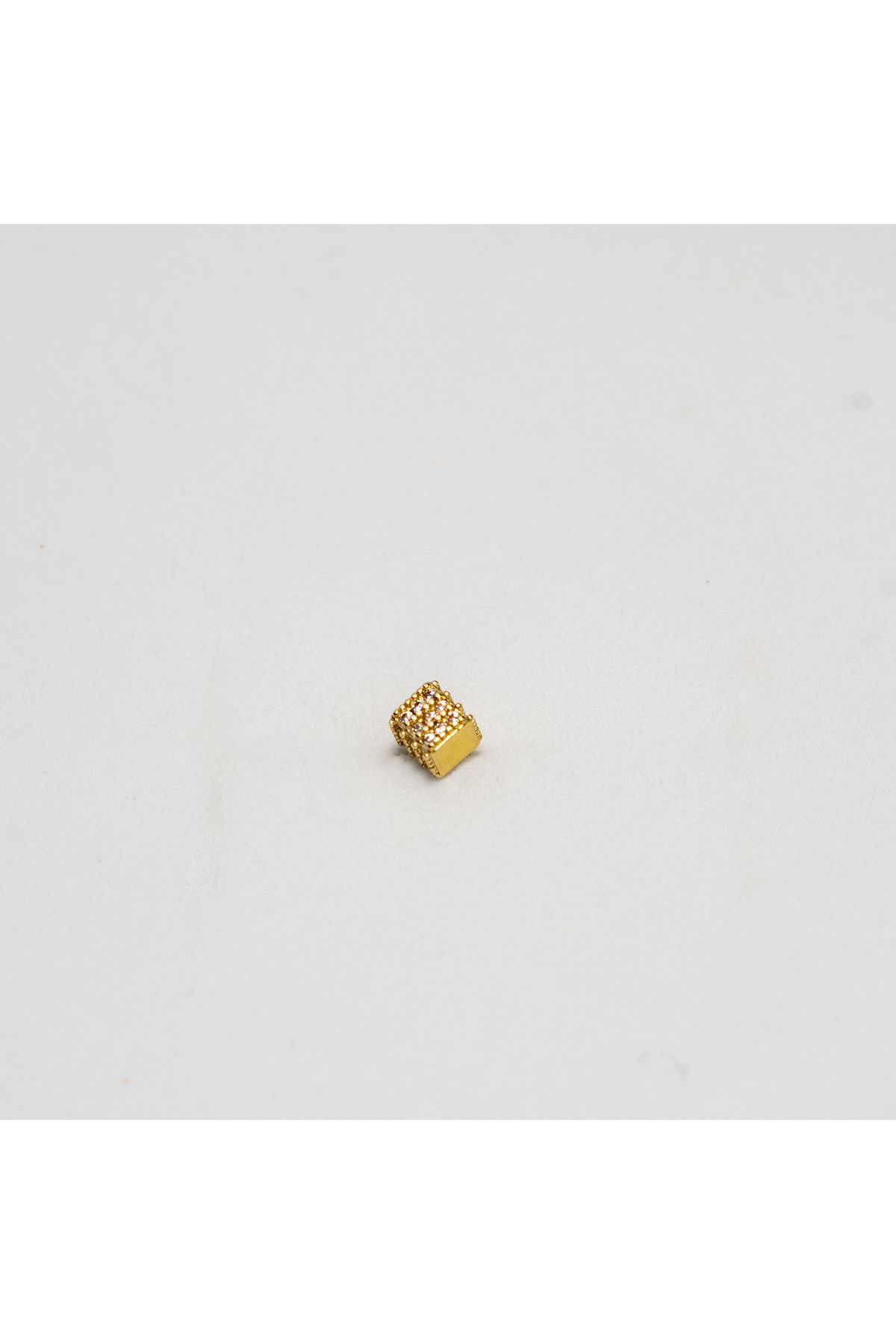 Piercing by Sever KÜP 3D KARE MODEL ÇELİK PIERCING… ALTIN/GOLD RENKLİ ve ŞEFFAF TAŞLI (TARGUS HELIX CONCH FLAT)