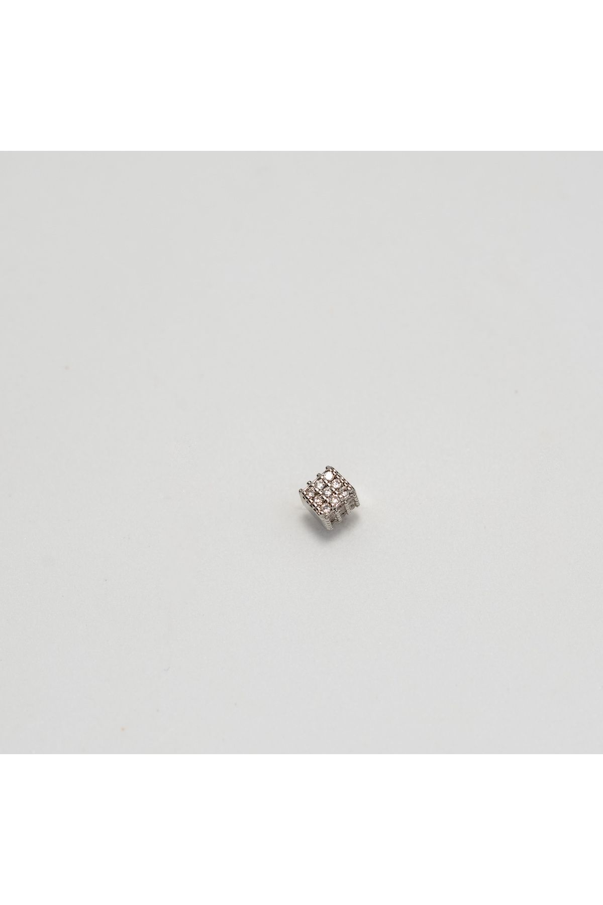 Piercing by Sever KÜP 3D KARE MODEL ÇELİK PIERCING… GÜMÜŞ/SILVER RENKLİ ve ŞEFFAF TAŞLI (TARGUS HELIX CONCH FLAT)