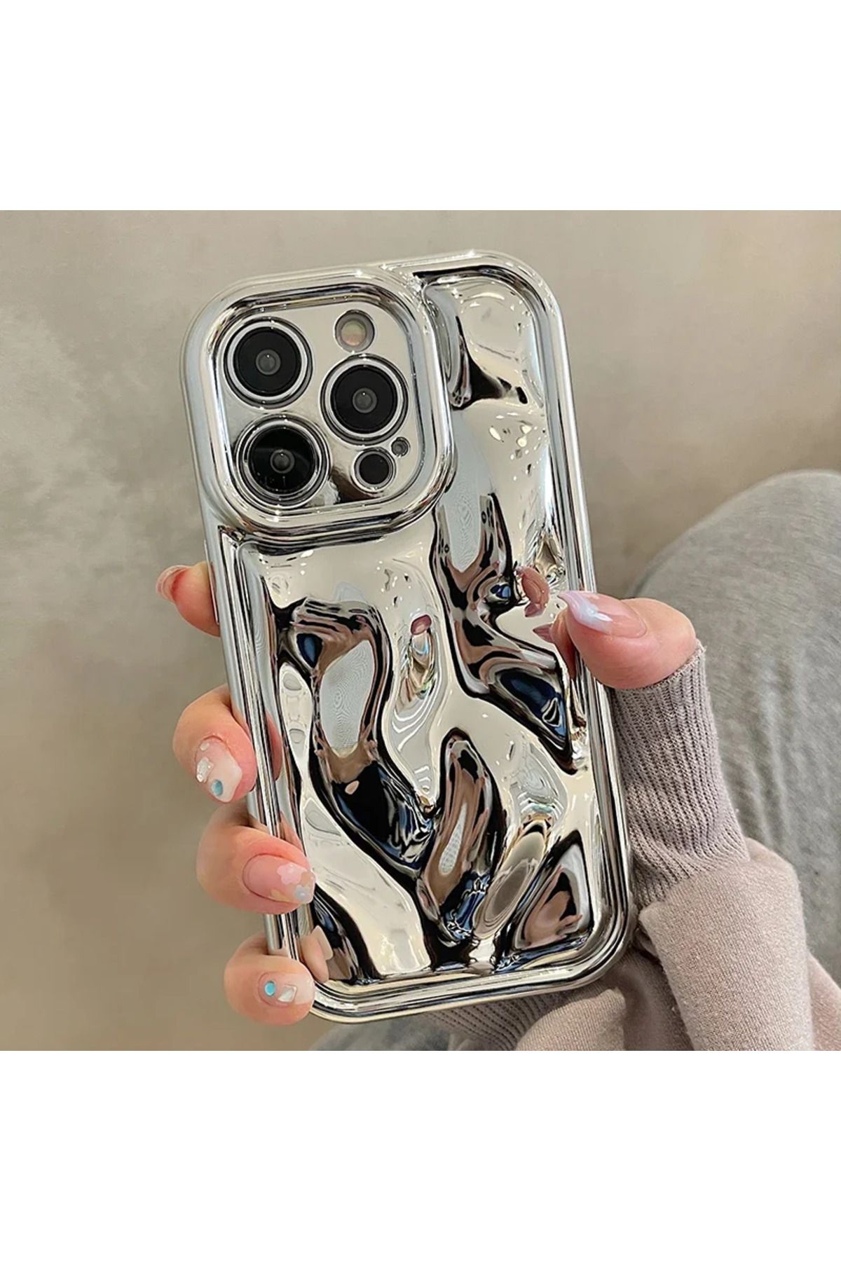 KOSO İPHONE 15 PRO MAX GÜMÜŞ HOLOGRAM KABARTMALI PARLAK SİLİKON TELEFON KILIFI