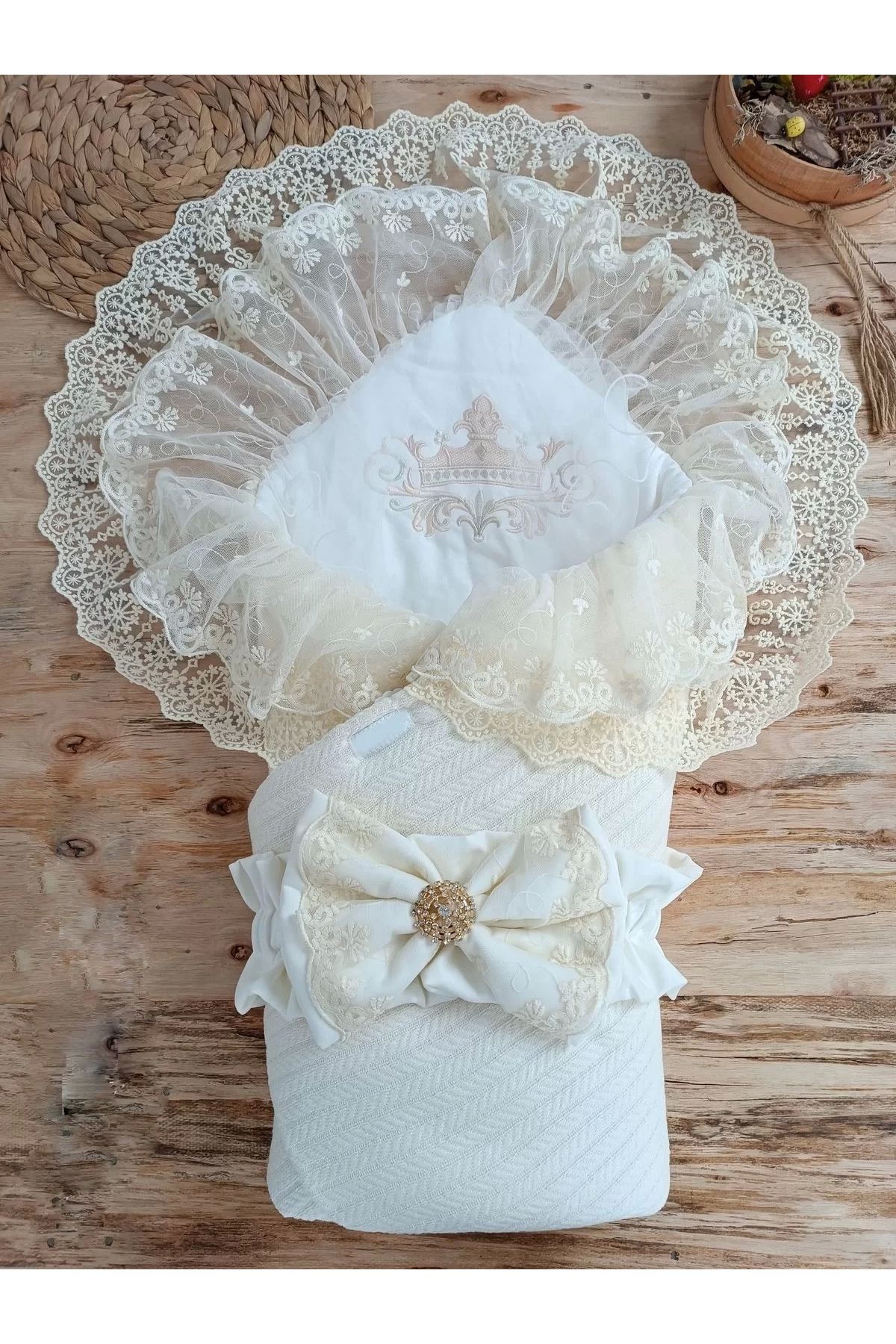 Moda Şahsenem Örgü Tericotton Taç Nakışlı İncili Güpür Çift Fiyonk Papatya Güpür Trilüks Kundak Bebek Battaniyesi