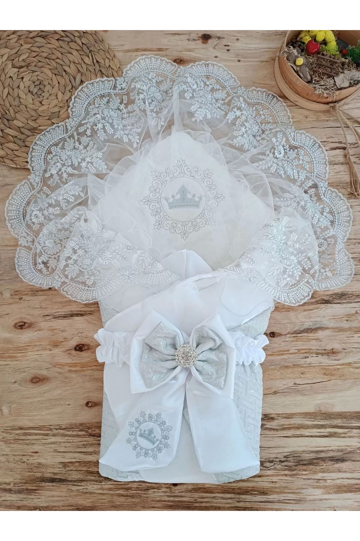 Moda Şahsenem Yenidoğan Titi Taç Nakışlı Plazma Taşlı Güpürlü Çift Fiyonk Duvaklı Trilüks Kundak Bebek Battaniyesi