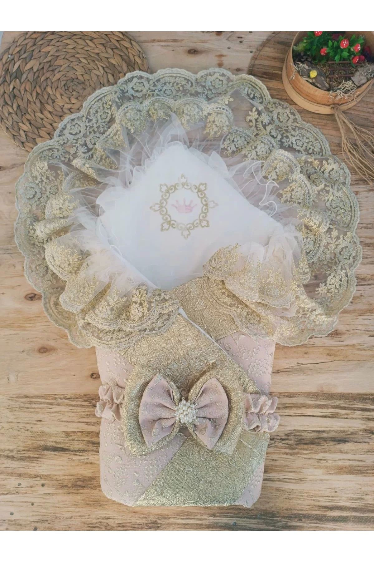 Moda Şahsenem Yenidoğan Kabartma Desenli Gold Çift Güpürlü Ve Fiyonklu Bebek Battaniyesi Kundak Gold