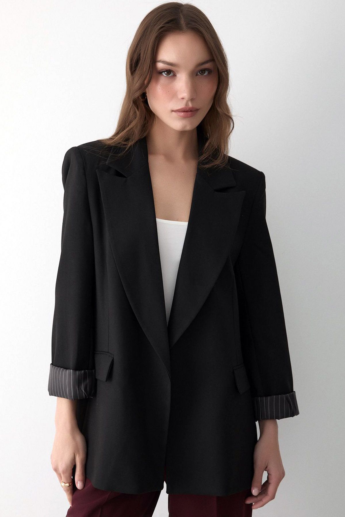 Ottawe Regular Fit Rahat Ceket Yakalı Uzun Kollu Çift Kapaklı Cepli Omzu Vatkalı Düğmesiz Tarz Casual Ceket
