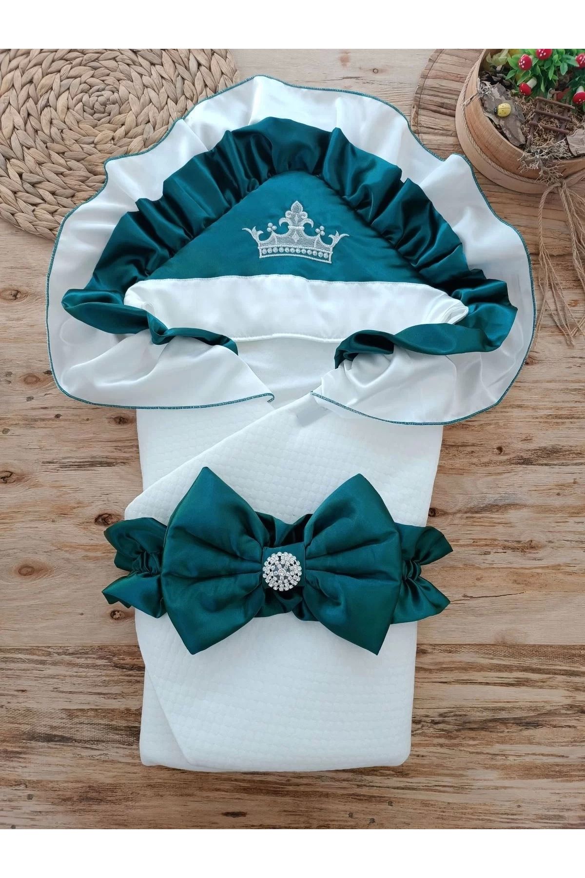 Moda Şahsenem Yenidoğan Mehtap Lüks Kelebek Taç Nakışlı Bebek Battaniyesi Kundak Zümrüt Yeşili